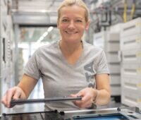 Eine Varta-Mitarbeiterin im Werk, der Batteriespeicher-Hersteller befindet sich im Insolvenzverfahren in Eigenverwaltung.