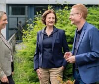 Im Bild der Naturstrom-Vorstand Dr. Kirsten Nölke, Sophia Eltrop und Oliver Hummel, der mit den Zahlen im Geschäftsjahr 2025 zufrieden ist.