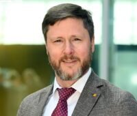 Im Bild der ZVEH-Hauptgeschäftsführer Alexander Neuhäuser, der vor einem Ende des Photovoltaik-Hochlaufes warnt.