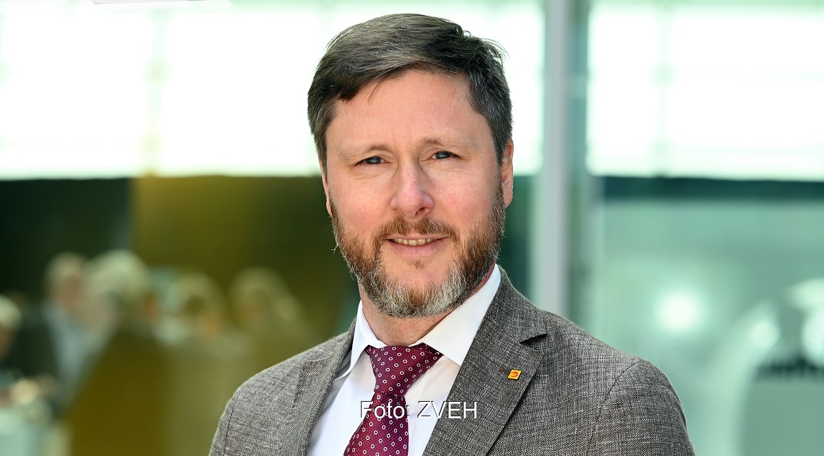 Im Bild der ZVEH-Hauptgeschäftsführer Alexander Neuhäuser, der vor einem Ende des Photovoltaik-Hochlaufes warnt.