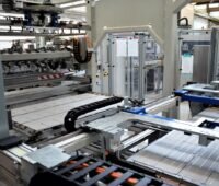 Vollautomatische Produktion von Solarmodulen bei Megasol.