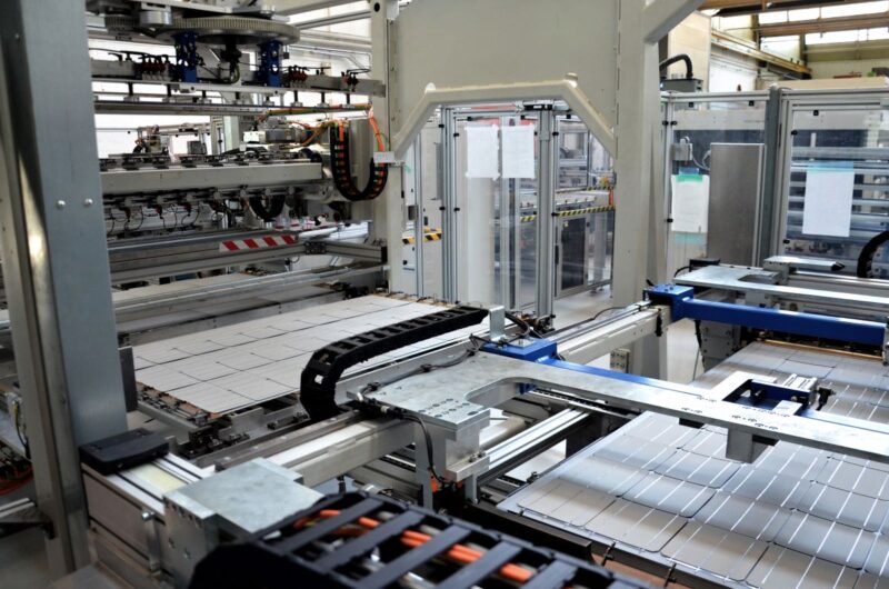 Vollautomatische Produktion von Solarmodulen bei Megasol.