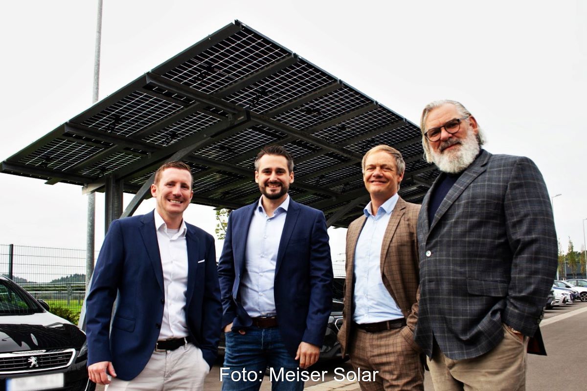 Vier Männer vor PV-Carport.