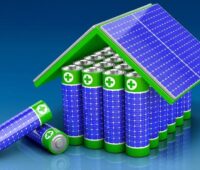 Im Bild ein Haus zusammengesetzt aus Batterien, die mit Solarzellen belegt sind als Symbol für die Memodo Energy Storage Days 2023.