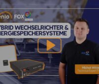 Zu sehen ist ein Bild mit einem Abspielpfeil für ein Video von Menlo und FoxESS über Hybrid Wechselrichter und Energiespeichersysteme.