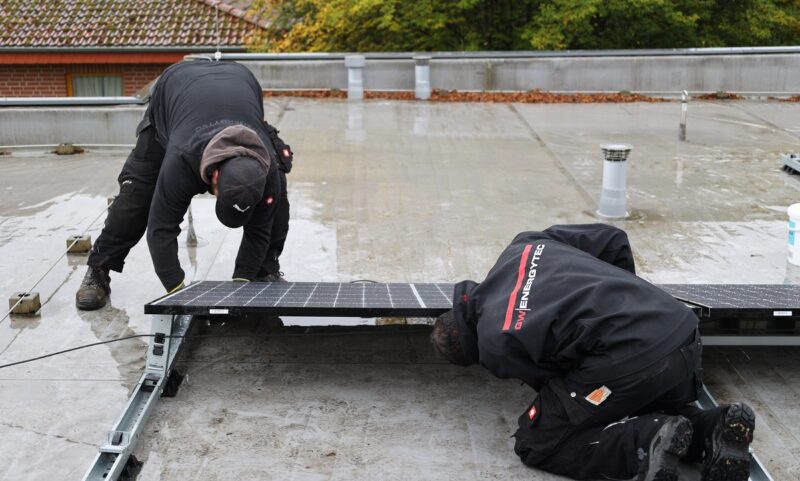 Im Bild die Installation der von Menlo Electric gespendeten Photovoltaik-Anlage für die Kita Kleiner Hobbit.