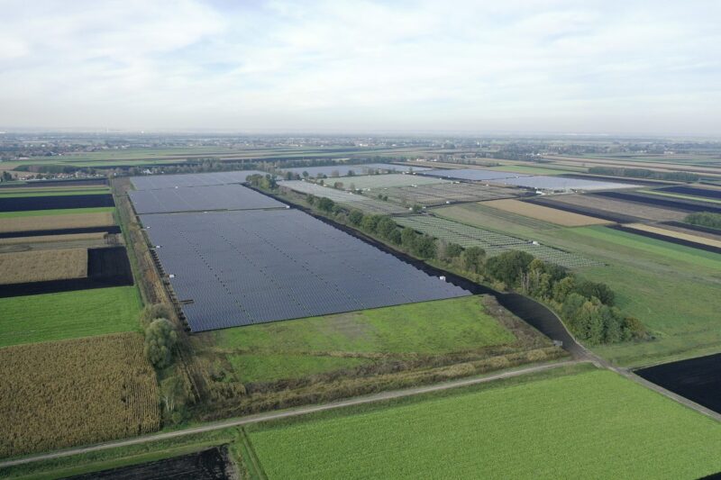 Zu sehen ist der 60 Fußballfelder große Teil eines Solarparks in der Nähe von Ingolstadt, aus dem der C02-freie Strom für Mercedes-Benz stammt.