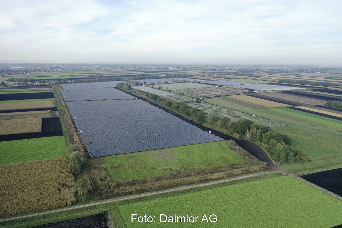 Zu sehen ist der 60 Fußballfelder große Teil eines Solarparks in der Nähe von Ingolstadt, aus dem der C02-freie Strom für Mercedes-Benz stammt.