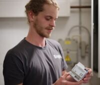 Im Bild ein Monteur mit Smart Meter, Messstellenbetrieb von Enpal an Metrify ausgelagert.
