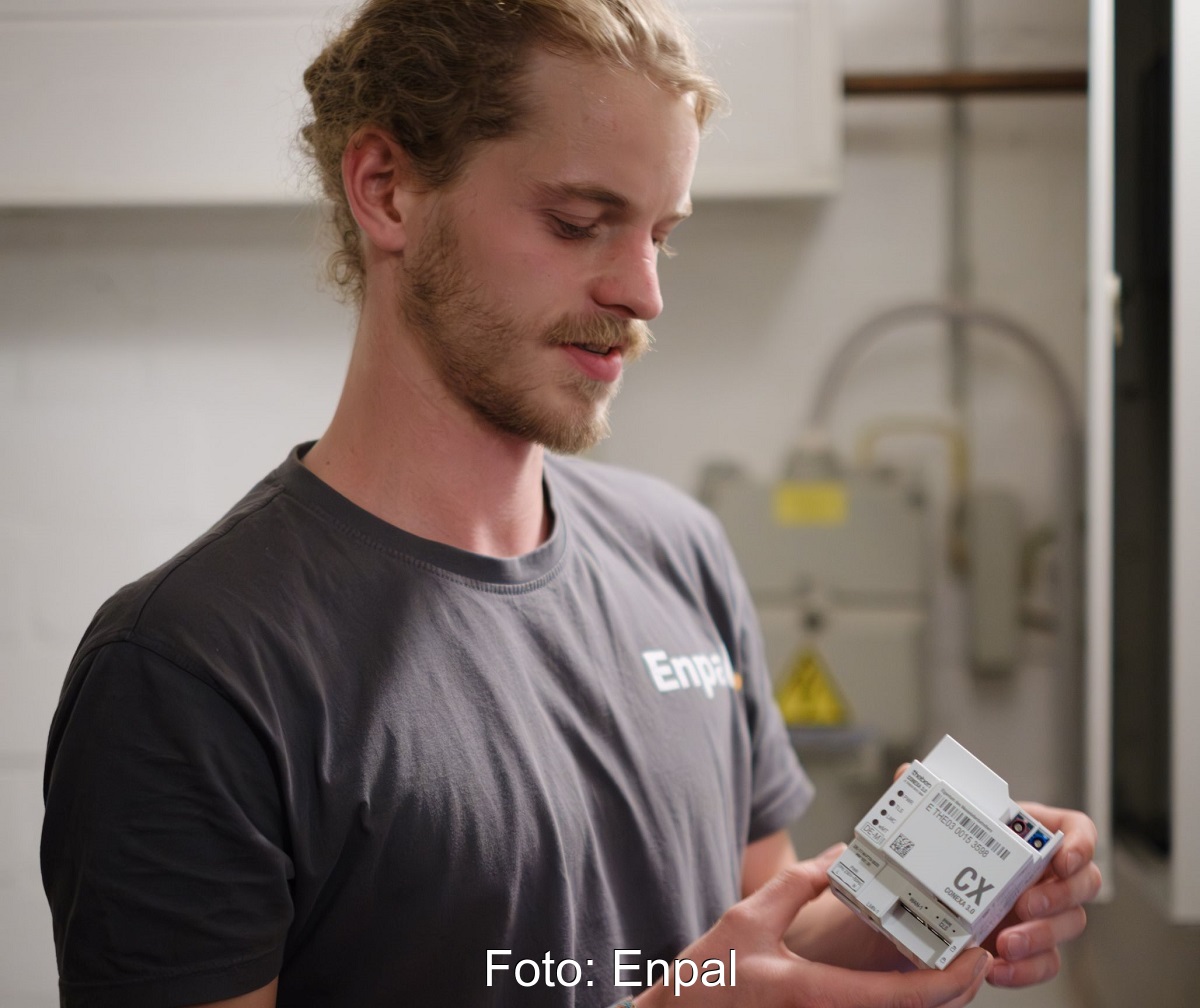 Im Bild ein Monteur mit Smart Meter, Messstellenbetrieb von Enpal an Metrify ausgelagert.