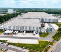 Luftaufnahme eines Logistikzentrums mit PV-Anlagen auf den Flachdächern.