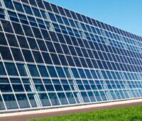 Fabrikfassade mit Photovoltaik-Modulen