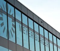 Die Myer Burger Zentrale in Thun: Blick auf Glasfassade mit Logo