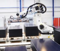 Ein Roboter stapelt Photovoltaik-Module von Meyer Burger, in Italien erhalten sie die höchste Förderstufe.