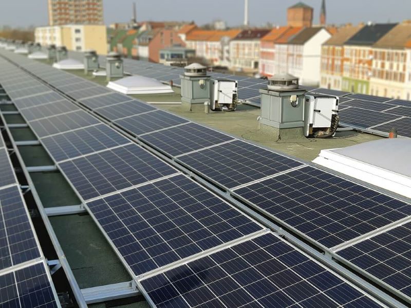 Eine PV-Anlage auf dem Dach eines städtischen Gebäudes