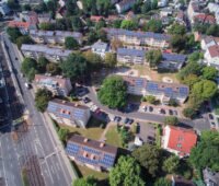 Luftbild einer Siedlung der 50er/60er Jahre mit Photovoltaikanlagen auf allen Dächern