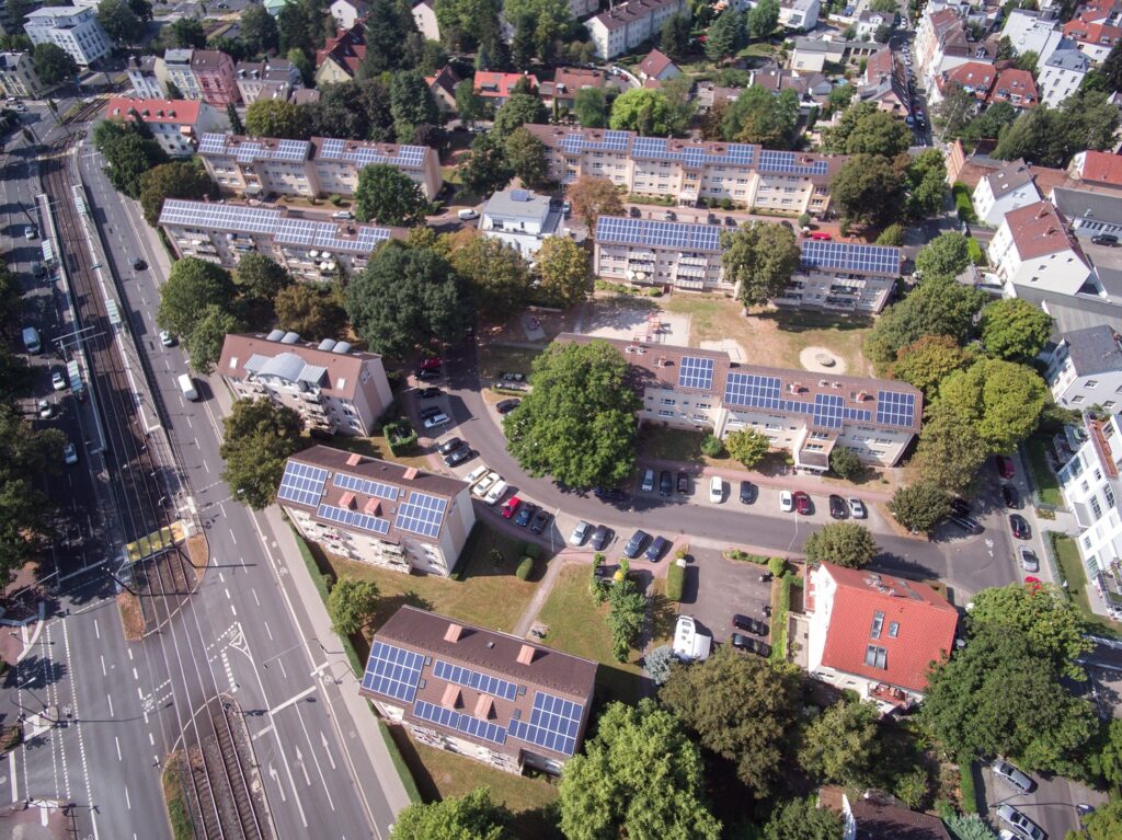 Mieterstrom-Modell in Frankfurt: Mietshäuser von oben mit Photovoltaikanlagen 