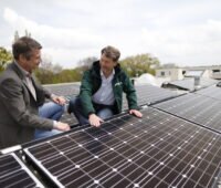 Mieterstrom Photovoltaik-Anlage auf Dach mit zwei Männern