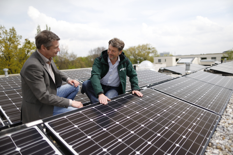 Mieterstrom Photovoltaik-Anlage auf Dach mit zwei Männern