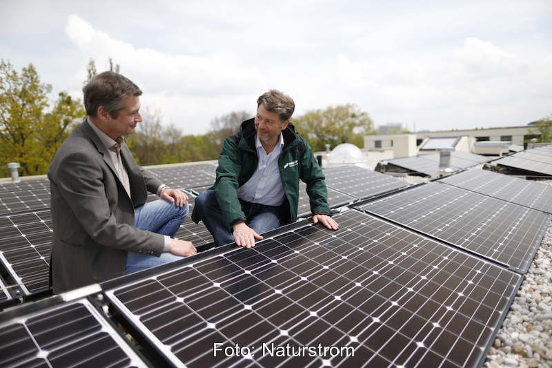 Mieterstrom Photovoltaik-Anlage auf Dach mit zwei Männern