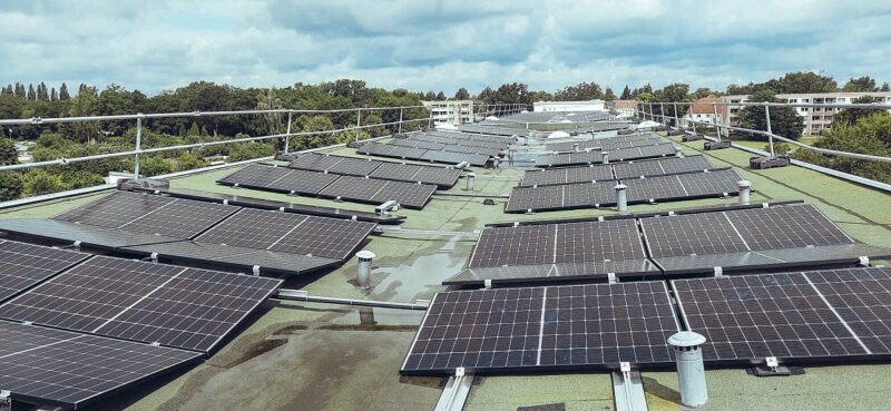 Im Bild einer der Photovoltaik-Anlagen, die der Mieterstromanbieter Einhundert mit der Kyritzer Wohnungsbaugesellschaft realisiert hat.