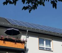 Ein Haus mit Photovoltaik-Anlage, EnBW kooperiert mit Mieterstromanbieter Solar Estate.