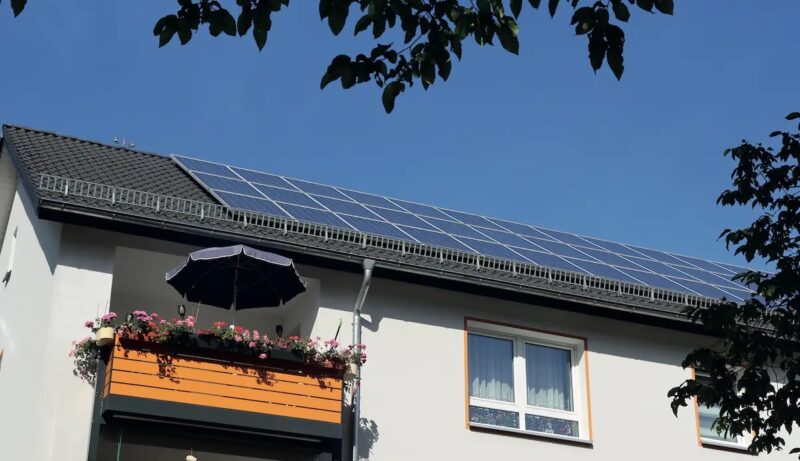 Ein Haus mit Photovoltaik-Anlage, EnBW kooperiert mit Mieterstromanbieter Solar Estate.