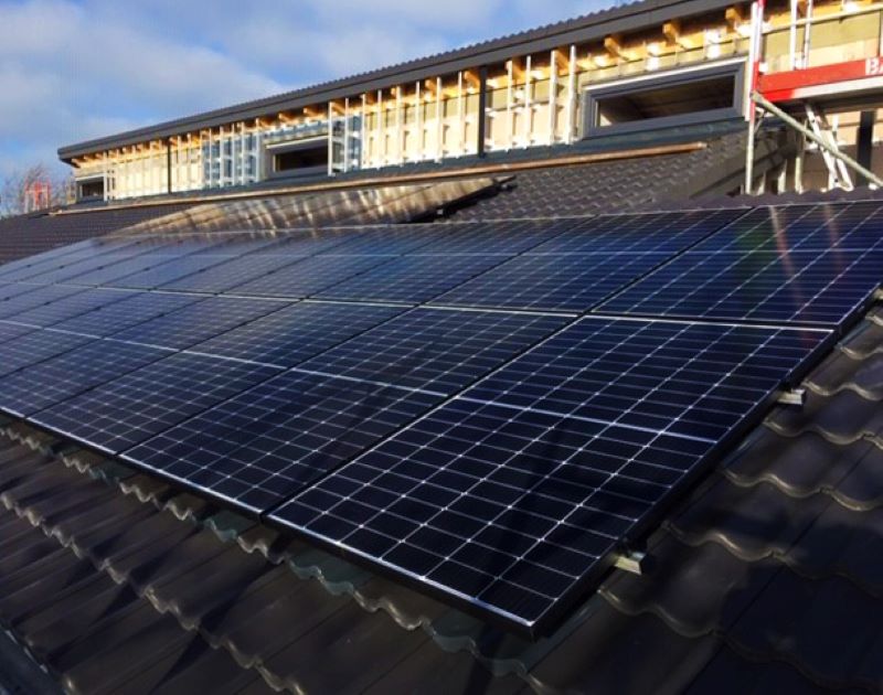 Solaranlage vor einem renovierten Haus