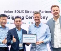 Im Bild Jack Zhu und Kelvin Cao von Anker Solix, Markus Struck (Geschäftsführer von Kleines Kraftwerk) und Sebastian Hirt (Gesellschafter von Kleines Kraftwerk).