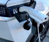 Im Bild der Stecker, der den Minitower4car von Soleis mit dem E-Auto verbindet.
