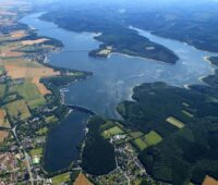 Luftbild einer Talsperre mit Staumauer