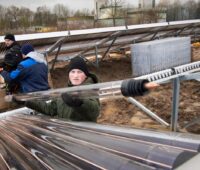 Montage der Vakuumröhren einer Freiflächen-Solarthermieanlage