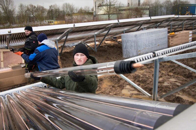 Montage der Vakuumröhren einer Freiflächen-Solarthermieanlage