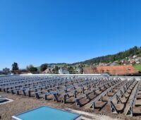 Blick über neu angelegtes Gründach, auf dem bereits Montagesysteme stehen, aber noch keine Photovoltaik-Anlage