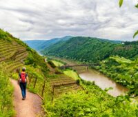 Wanderweg an der Mosel - kein leichtes Gelände für einen Netzanschluss