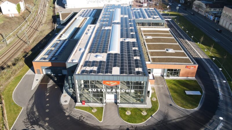 Zu sehen ist die Photovoltaik-Anlage von Mr. Wash in Saarbrücken.
