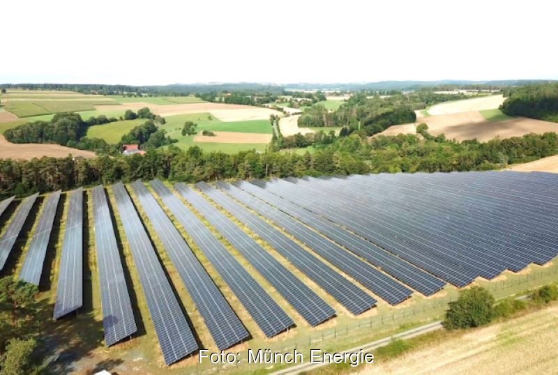 Eine Solar-Freiflächenanlage im landwirtschaftlichen Umfeld.