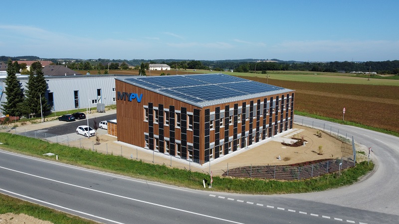 Zu sehen ist der Firmensitz von My-PV, der als solarelektrischer Gewerbebau konzipiert ist und daher mit Photovoltaik-Modulen beheizt wird.