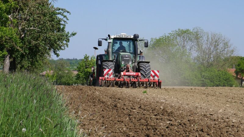 Zu sehen ist ein Traktor bei der Aussaat der Blühwiesen als Substrat für Biogas-Anlagen.