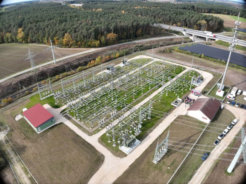 Luftbild zeigt Umspannwerk von N-Ergie bei Ansbach im Bau.