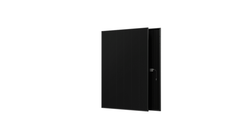 Ein komplett schwarzes Solarmodul mit Anschlußverbindunge