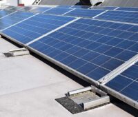 Langlebige, wetter- und feuerfeste Bautenschutzmatten aus Recycling-Gummigranulat (ELT) sollen den sicheren Stand von Photovoltaik-Anlagen gewährleisten.