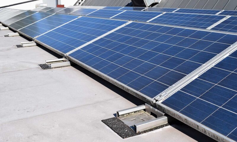 Langlebige, wetter- und feuerfeste Bautenschutzmatten aus Recycling-Gummigranulat (ELT) sollen den sicheren Stand von Photovoltaik-Anlagen gewährleisten.