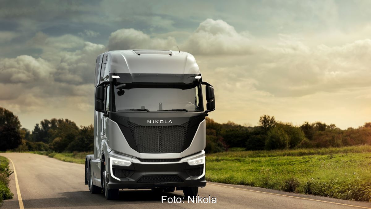 Ein Nikola-Sattelzug mit Brennstoffzellen auf der Straße.