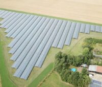 Luftbild eines Solarparks in den Niederlanden.