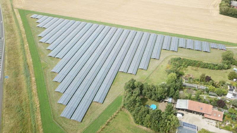 Luftbild eines Solarparks in den Niederlanden.