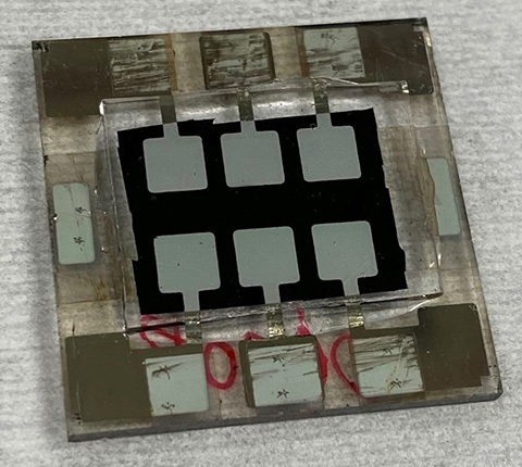 Zu sehen ist die neue Perowskit-Tandemsolarzelle vom NREL, die die Photovoltaik-Technologie voranbringen soll.