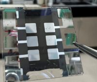 Dank eines neuartigen Aufbaus erreicht die von NREL-Forscher:innen entwickelte Perowskit-Solarzelle einen zertifizierten Wirkungsgrad von 24 %.