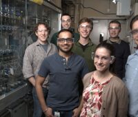 Zu sehen sind Forscher und Forscherinnen von NREL und Antora Energy, die sich mit der Thermophotovoltaik-Technologie beschäftigen.