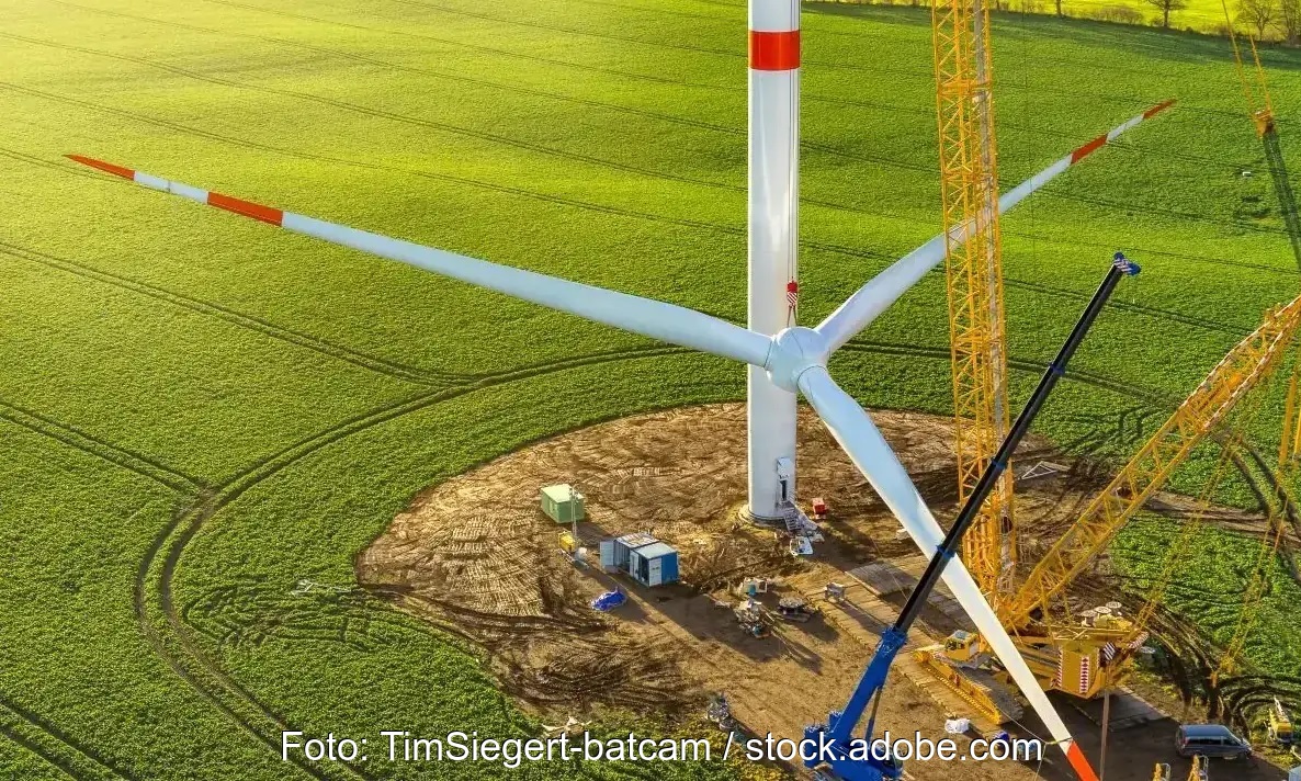 Im Bild eine Windenergieanlage im Bau, NRW will Stopp von Genehmigungsverfahren für Windenergieanlagen.
